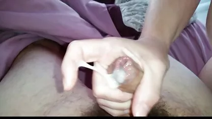 Naine masseerib rindu kukel, laadige alla seksivideoid tasuta