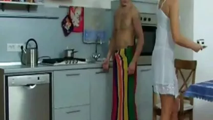 Blondiin läheb köögis krobeliseks. Vene emade videod