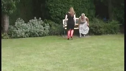 Emma ja Dora More Village - tütarlapse anaalerootika