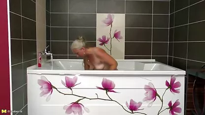 Kuumad daamipoisid vannitoas seksvideotes
