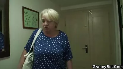 Aasia tüüp täitis pärast päeva poodlemist tussu