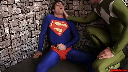 Superman Submit 2 gay masturbatsioon Lycra spandex domineerimine kurat metsas