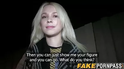 Ilus vene tüdruk avalikkuses.