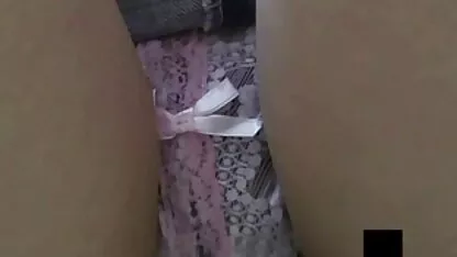 Näete tüdrukut, kellel on madala nurga all seksvideega naine