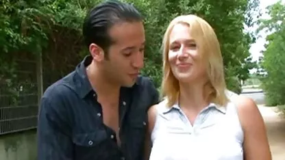 Armas blond Joyce saab anaalseksi paksuks karvaks vittiks