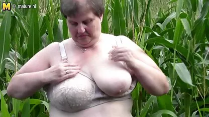 Suur ema teeb seda maisipõllul tasuta spetsiaalses pornovideos