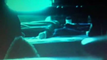 Naine tähistab kodus seksivideot üksi