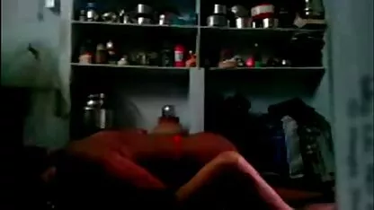 India poja naine tunneb köögis seksi karvase tussiga
