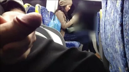 Ilus tüdruk soovib vaadata tasuta videoid