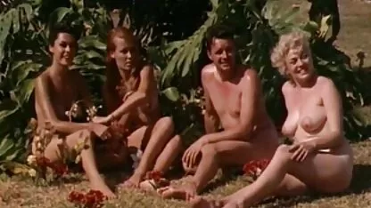 Seks ja erootika 1960. aastal rannas lõbutsevatele tüdrukutele