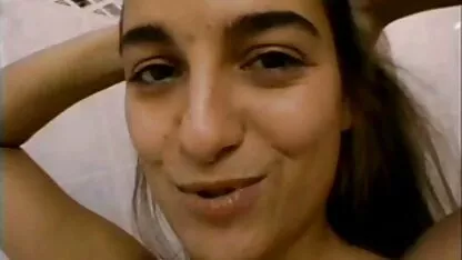 Väike karvane ana sirutab oma skautlikule tussu sugu tiibadele
