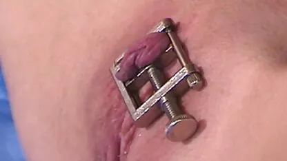 Bond seoti lahti oma häbememokkadega, mis olid seotud kodus voodi külge. Kiimas milf on