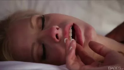 Ta on seksikas teismeliste saal, kus ta vaatab tasuta seksivideot