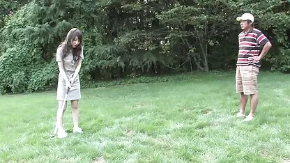 Tüdruku ootamine golfiväljakul lakub peenise päraku